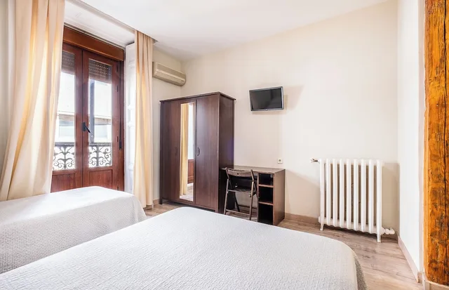 غرفة ثلاثية بثلاثة أسرّة بحمام خاص، Hostal El Pilar 1/10