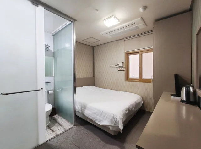 غرفة بسرير كوين، OYO Hostel Myeongdong 2 2/5