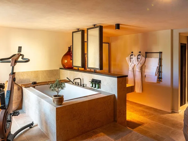 جناح رئاسي بسرير كينج بإطلالة على المسبح بشرفة، L'Isle de Leos Hotel & Spa - MGallery Collection 10/10