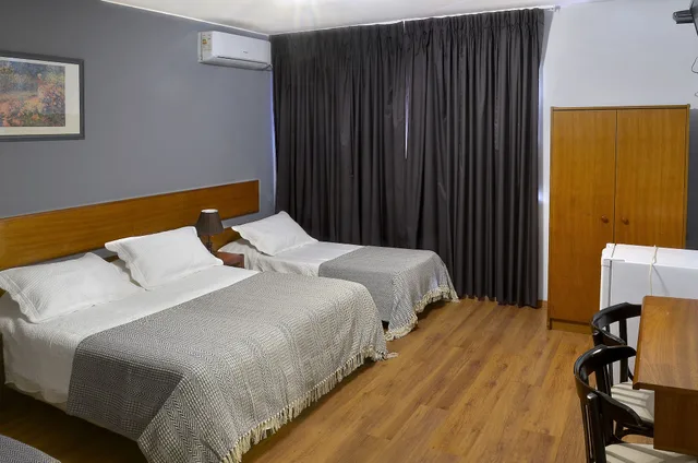 غرفة ثلاثية، Hispano Hotel 3/10