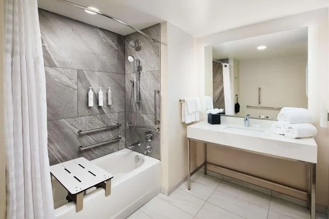 جناح بسريرين كوين بغرفتين لذوي الإعاقة، Embassy Suites by Hilton Atlanta Airport North 2/2