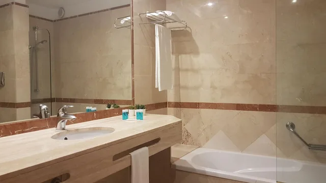غرفة كومفورت ثلاثية بشرفة بإطلالة جزئية على البحر، Gran Hotel Costa del Sol 5/6