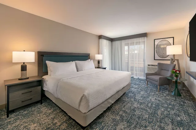 غرفة بسرير كينج لذوي الإعاقة، Seacliff Inn Aptos, Tapestry Collection by Hilton 4/10