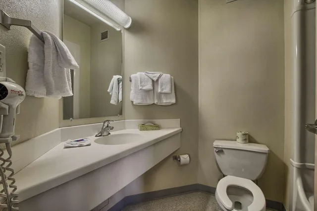 غرفة ديلوكس بسرير كينج وسريرين كوين، Motel6 London, ON - Ontario 3/6