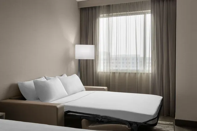 غرفة بسرير كينج مع أريكة لذوي الإعاقة، AC Hotel by Marriott Pittsburgh Southpointe 2/3