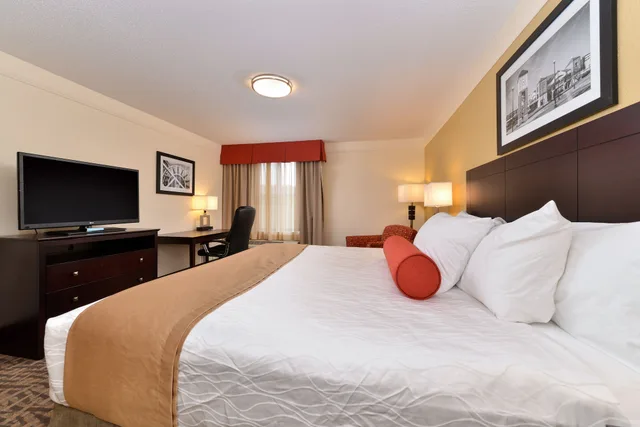 غرفة قياسية بسرير كينج مع أريكة، Best Western Plus Peoria 2/5