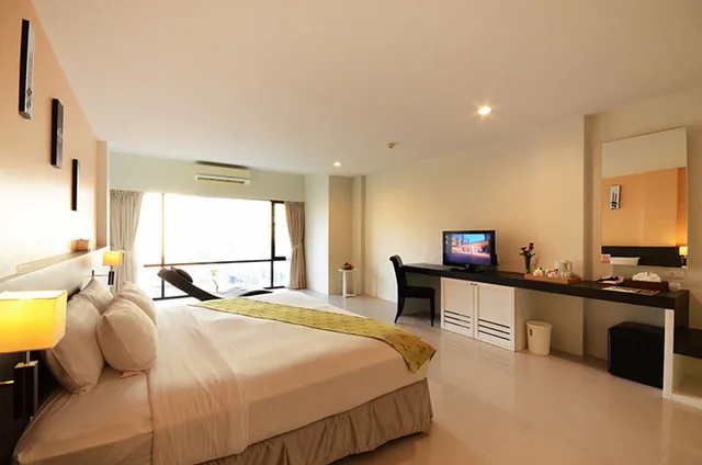 Room, View Pent، The Lantern Resorts Patong Phuket 1/2