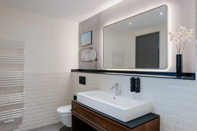 Lagoon, Blue, King Bed, Sofa، Downtown Apartments Berlin Mitte Wedding 3/3
