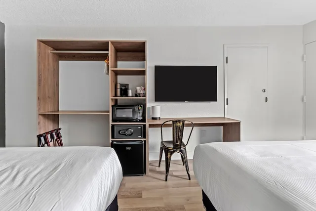 غرفة بسريرين كوين بإطلالة على الفناء، Baymont by Wyndham Jacksonville Airport 5/7
