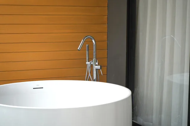 غرفة ديلوكس بسرير كينج بحوض استحمام، Wyndham Garden Naithon Phuket 11/11