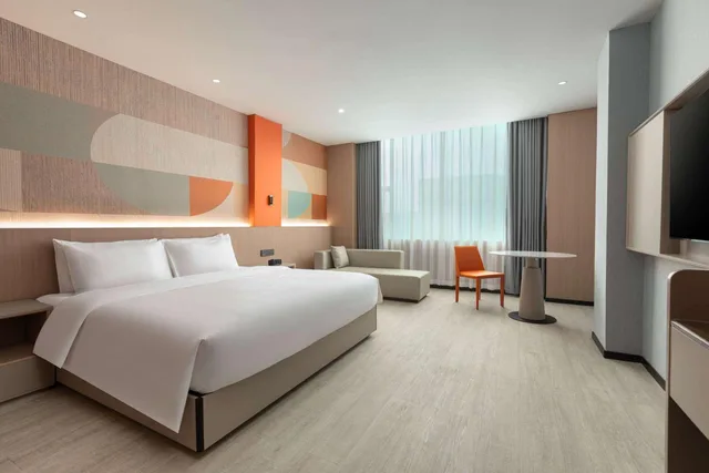 غرفة بزنس بسرير كينج، Hawthorn by Wyndham Guangzhou Baiyun Airport 1/2
