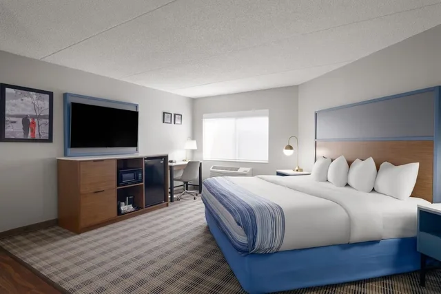 غرفة بسرير كينج، AmericInn by Wyndham Shakopee Near Canterbury Park 1/10