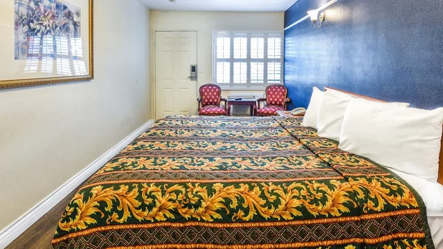 Standard, King Bed, Sunset Motel 1/6