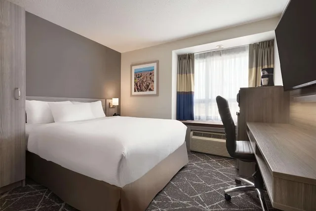 غرفة بسرير كوين، Microtel Inn And Suites By Wyndham Lloydminster 1/3