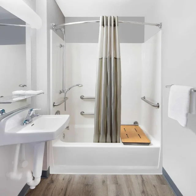 1 Queen Bed ADA/RI Shower/Micfridge، Motel6 Woodland, CA - Sacramento Airport 9/10