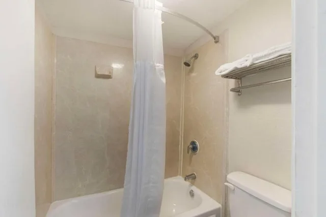 Standard, Queen Bed, Downtown Inn & Studio Suites 4/6