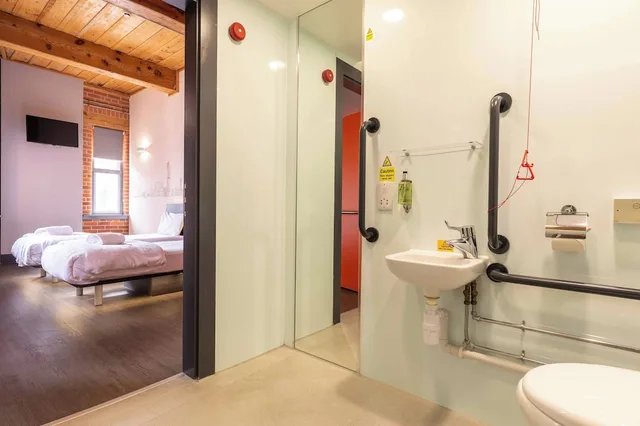 غرفة قياسية بسريرين منفصلين لذوي الإعاقة، easyHotel Manchester City Centre 8/10