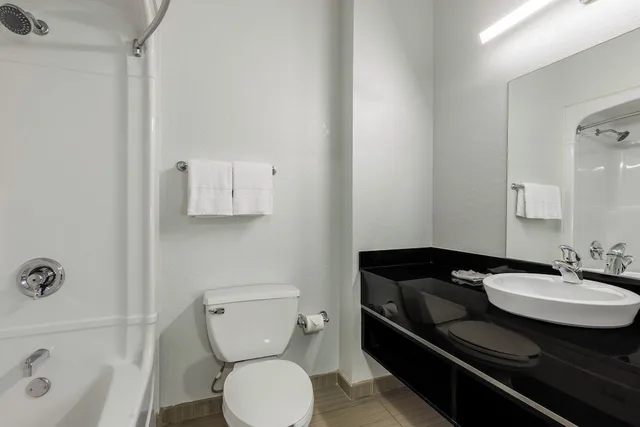 غرفة قياسية بسريرين مزدوجين، Studio6 Mississauga, ON - Toronto 4/7