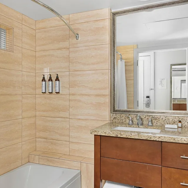 غرفة بسرير كينج مع أريكة، Marriotts Desert Springs Villas II 4/4