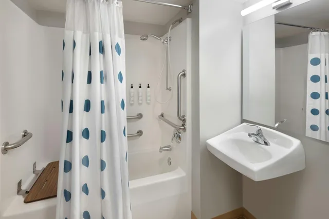 جناح بسرير كوين بغرفة نوم واحدة مع أريكة، Towneplace Suites Findlay 2/7