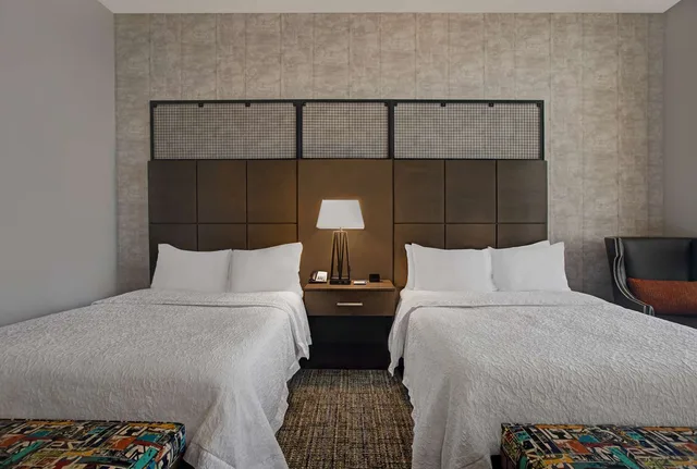 غرفة بسريرين كوين بشرفة بحوض استحمام لذوي الإعاقة، Hampton Inn & Suites Austin At The University / Capitol 1/10