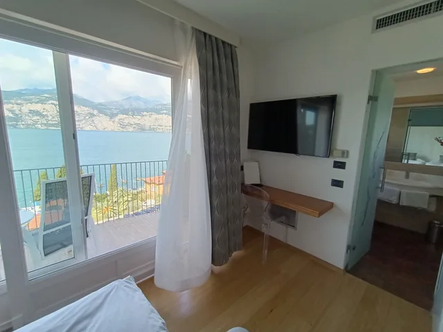 غرفة ديلوكس بسريرين منفصلين بإطلالة على البحيرة بشرفة، Hotel Capri 10/10