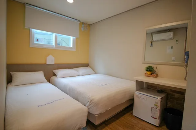 غرفة عائلية بسرير مزدوج وسريرين منفصلين، Dongdaemun Hwashin Hostel 1/5