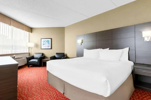 Room, King Bed, Bay View, Sofa، Best Western Inn On The Bay 1/4