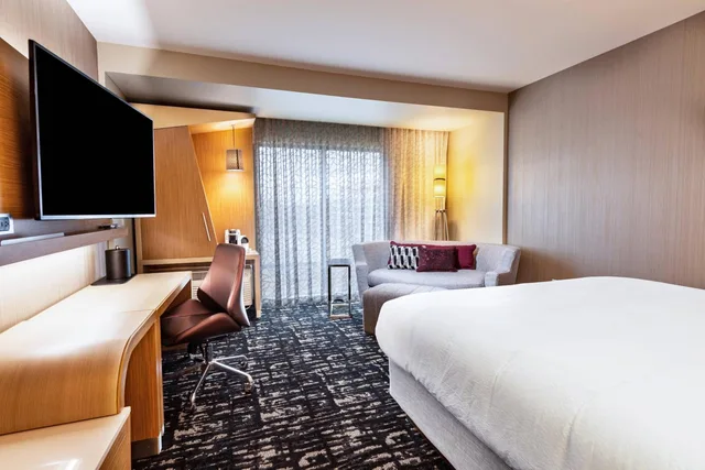 غرفة بسرير كينج بإطلالة على الفناء مع أريكة، Courtyard by Marriott Winston-Salem Downtown 1/10