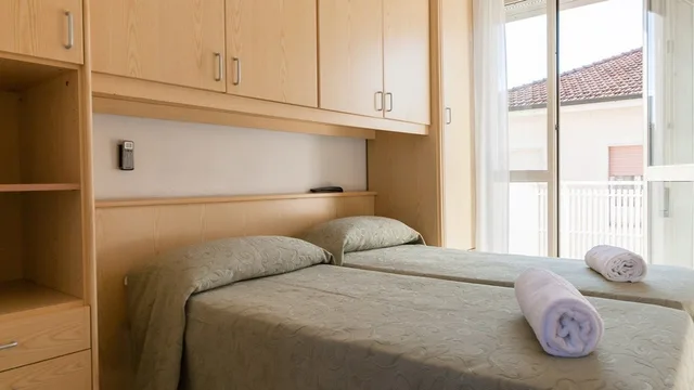 غرفة أساسية بسريرين منفصلين بشرفة بغرفة نوم واحدة، HOTEL SUISSE 2/5