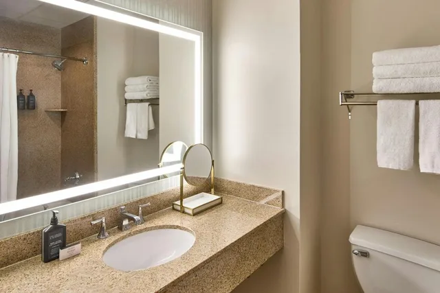 Guest Room, King Bed, Club Floor, Sheraton Birmingham 2/2