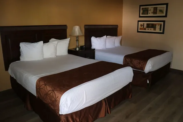 Standard, 2 Queen Beds, Pet Friendly, Smoking, Empire Inn 1/2