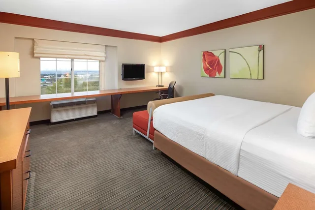 غرفة بسرير كينج، La Quinta Inn & Suites by Wyndham Atlanta Ballpark/Galleria 2/10