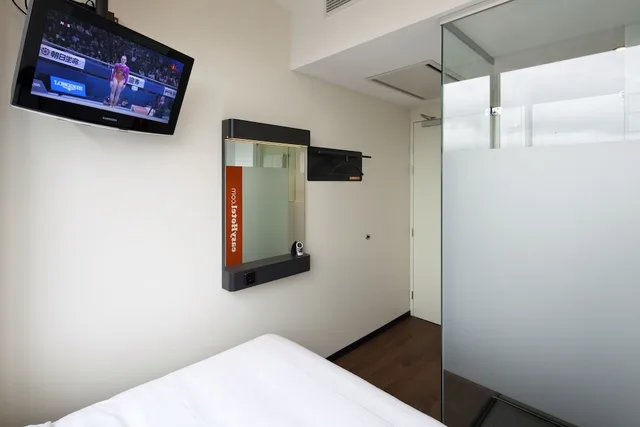 Small Double Room, easyHotel Amsterdam City Centre 7/12
