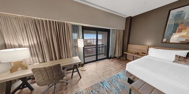 جناح بسرير كينج بغرفة نوم واحدة بإطلالة مع أريكة، Hilton Garden Inn Toledo Downtown OH 3/4