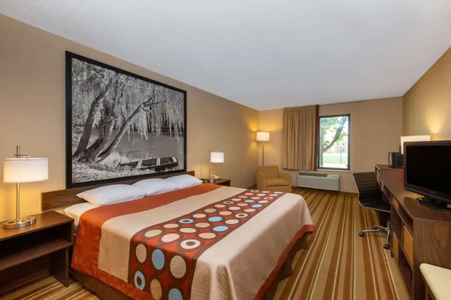غرفة بسرير كينج، Super 8 By Wyndham Salina I-70 2/10