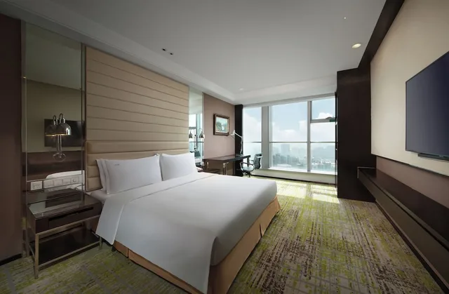 Soho, Standard, King Bed, with View, Holiday Inn Focus Square 1/8