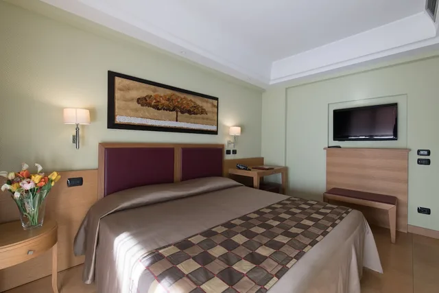 غرفة متصلة اقتصادية بسرير كوين وسريرين منفصلين، Artemis Hotel 2/3