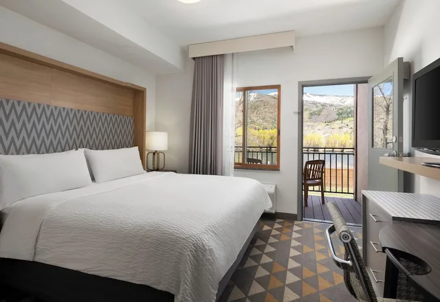 غرفة بسرير كينج بإطلالة على الجبل يُسمح فيها بالحيوانات الأليفة، Holiday Inn Steamboat Springs 1/10