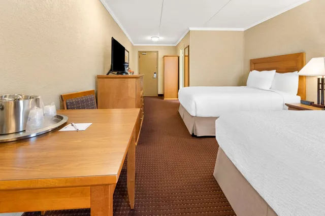 غرفة بسريرين كوين بشرفة، Best Western Plus Norwester Hotel and Conference Centre 3/4