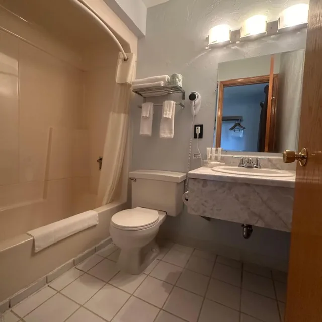 Room, Queen Bed, Pictured Rocks Inn & Suites 5/7
