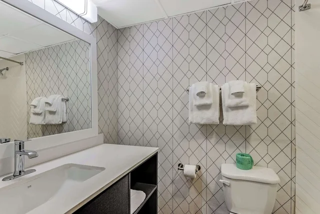 غرفة ديلوكس بسريرين كوين بغرفة نوم واحدة، The Wander Hotel, a Ramada by Wyndham 6/8