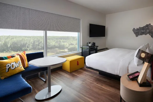 Savvy, Guest Room, King Bed, Large، Aloft Orlando International Drive 1/7