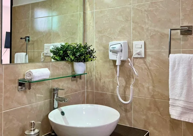 Design, 1 King and 1 Single Beds, Private Bathroom، Casa Ekinox 7/7