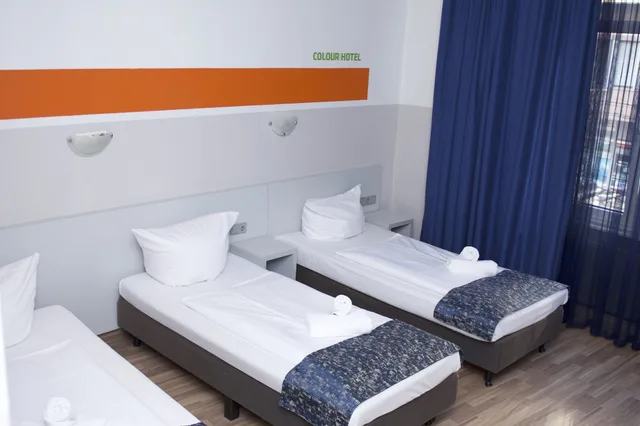 غرفة ثلاثية بثلاثة أسرّة، Colour Hotel 3/6