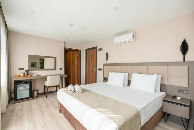 غرفة بسرير مزدوج بإطلالة على البحر بشرفة، Magia Hotel 1/4