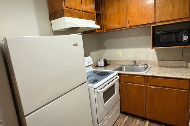 غرفة بسريرين كينج للمدخنين بمطبخ صغير، Regency Inn & Suites By Capital O Houston IAH Airport 10/10
