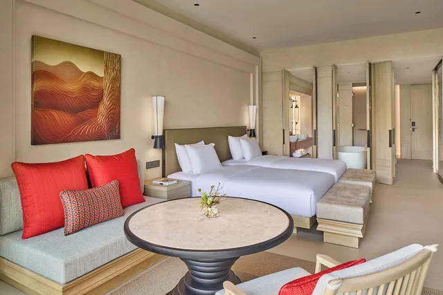 غرفة بسريرين منفصلين بإطلالة على المسبح بشرفة مع أريكة، THE BARAI HUA HIN - The Unbound Collection by Hyatt 2/5