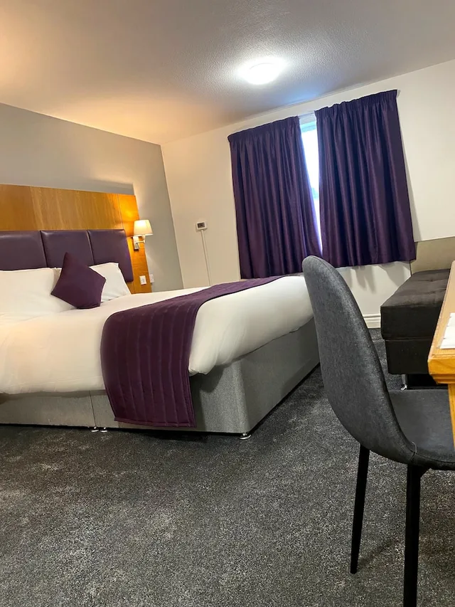 غرفة بسرير مزدوج لذوي الإعاقة، Purple Roomz 2/9