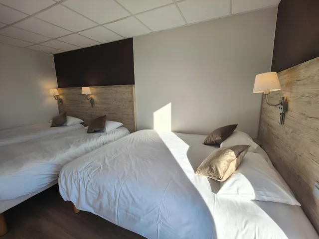 غرفة عائلية بسرير مزدوج وسريرين منفصلين، Hôtel du Bowling de Millau 9/10
